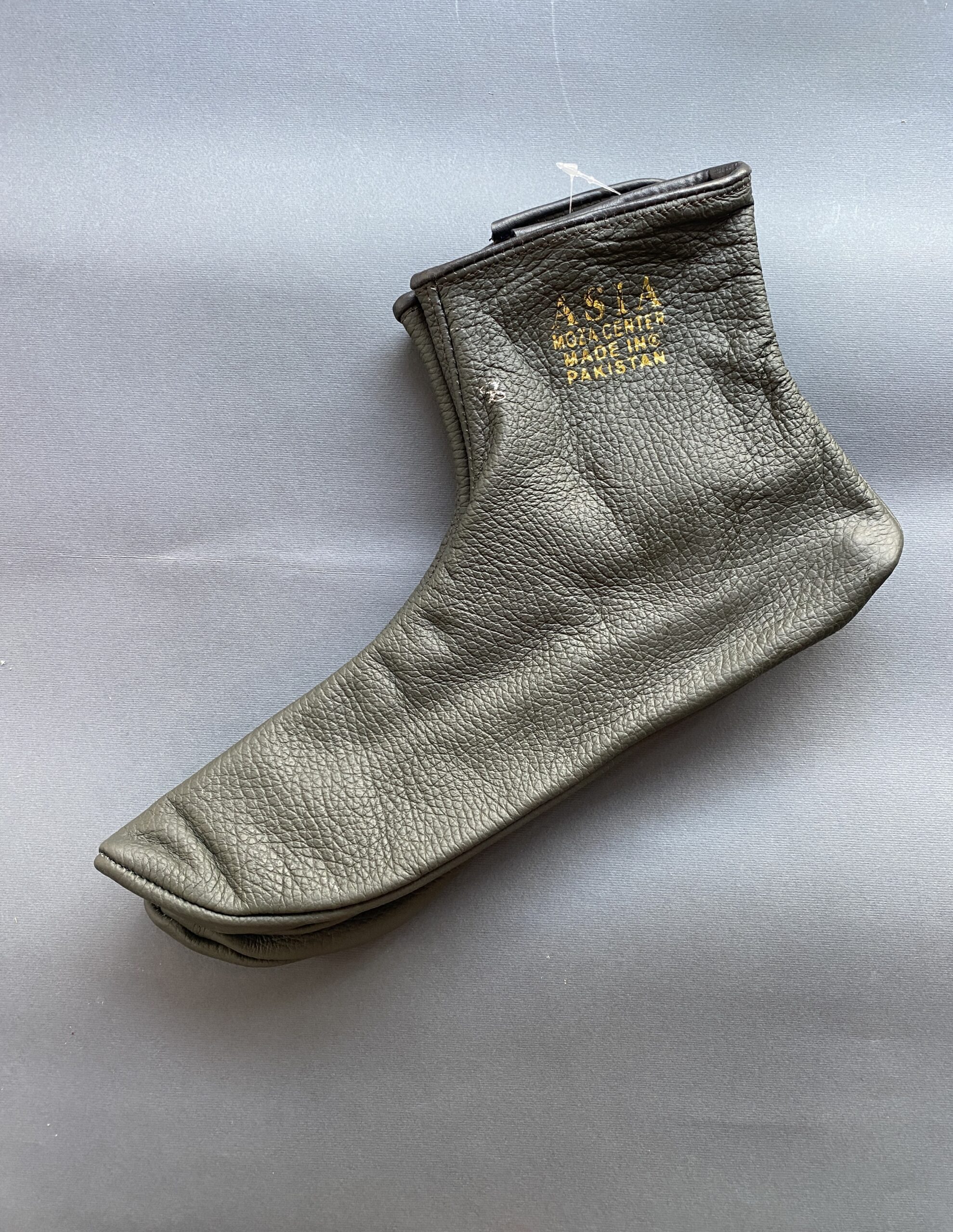 جوراب چرم گاوی(جرموق یا موزه)